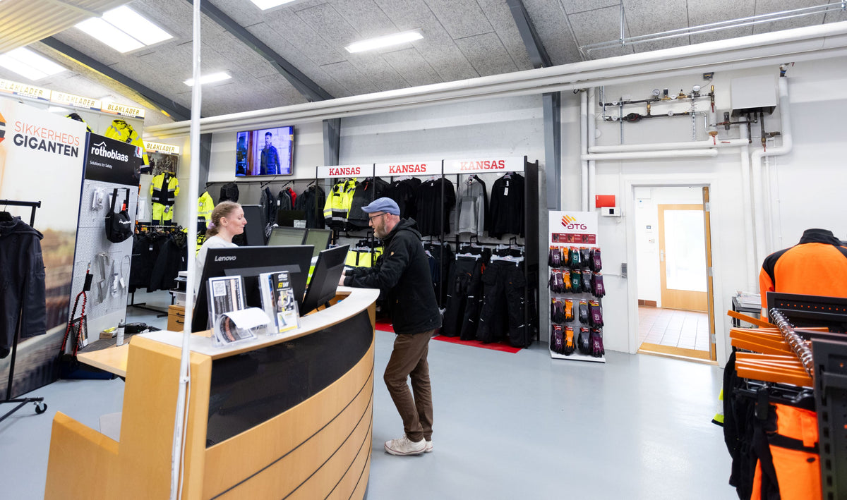 Kunde i SikkerhedsGiganten fysiske butik med arbejdstøj