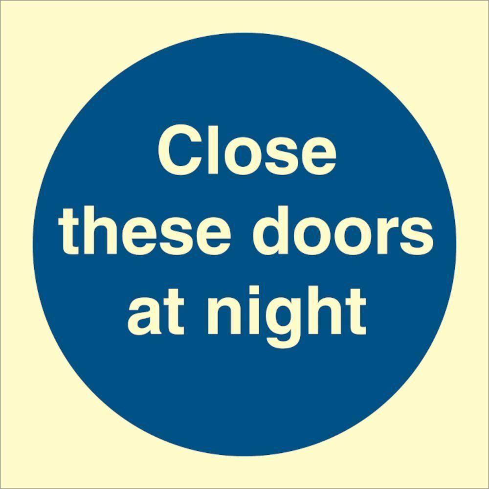 Sign IMO Close these doors at night 106117 - Sikkerhedsgiganten