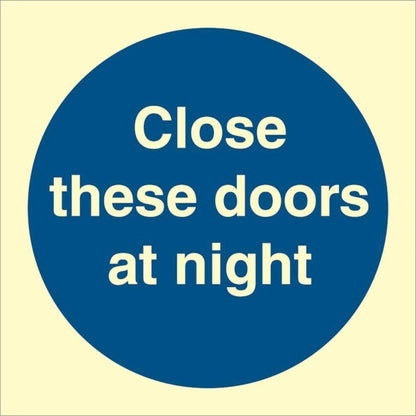 Sign IMO Close these doors at night 106117 - Sikkerhedsgiganten